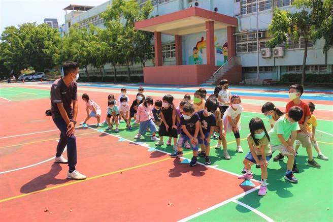 足球巡迴教学已前进丰原、后里、东势、新社等区。(台中市政府提供)