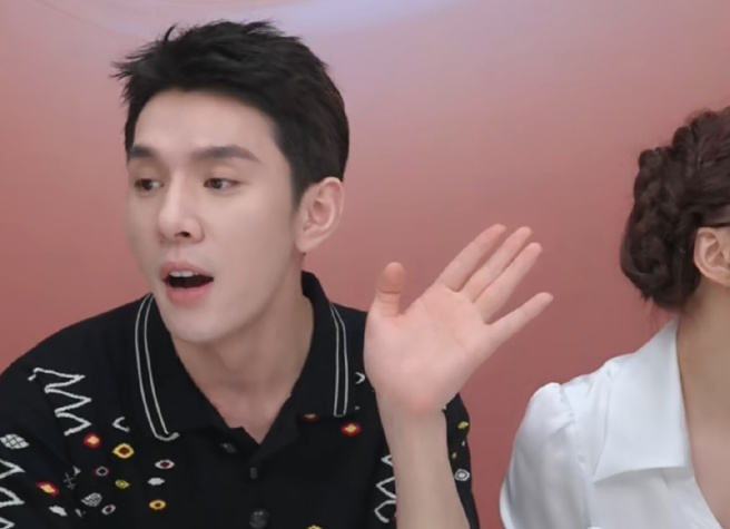 因在直播间拿出坦克形状蛋糕而被停止直播节目3个多月的大陆知名直播网红李佳琦，最近再度回到直播间推销商品。（图／微博截图）