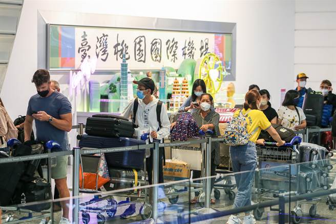 入境免隔离（0＋7）政策最快10月13日上路。图为桃机入境旅客。（陈麒全摄）