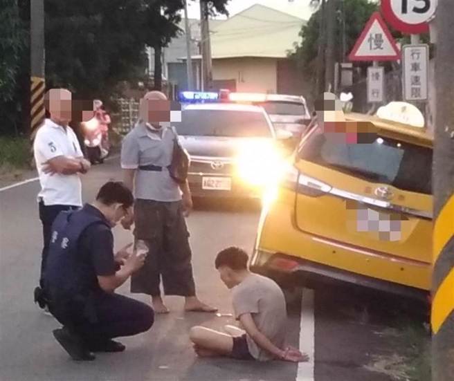 周姓男子在计程车上持美工刀威胁计程车司机力姓男子，力男将周男制伏，刚好警员路过，讯后逮捕。（翻摄照片／林瑞益高雄传真）
