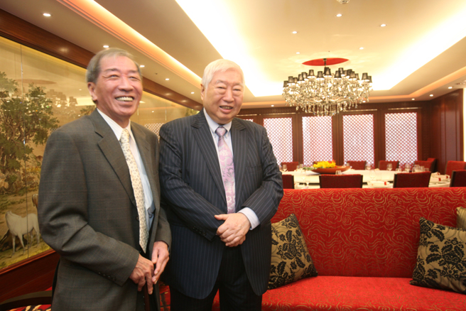 南侨董事长陈飞龙（右）及副董事长陈飞鹏（左）。（邓博仁摄）
