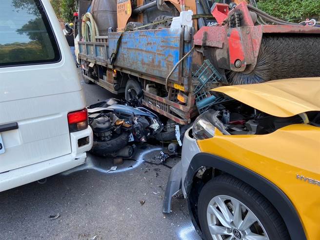 警方到场时，发现2辆机车被卡进临停的大货车底下，车体几乎全毁。（警方提供／李奇叡新北传真）