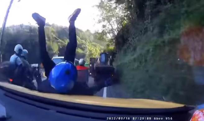 第一时间被撞击的机车被撞得人仰马翻。（翻摄自爆废公社公开版）
