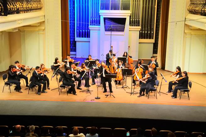 国立台湾交响乐团首度到立陶宛演奏，演出前特别加演一首立陶宛作曲家作品，并把灯光调成乌克兰国旗的黄蓝色调，表达祈祷世界和平，以及为乌克兰难民献上关怀之意。（国立台湾交响乐团提供）