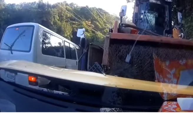 计程车最后撞到一旁临停的大货车才停止下来。（翻摄自YouTube频道「WoWtchout - 地图型行车影像分享平台」）