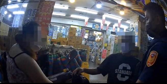 侯男向警方表示，去年间黄女发生车祸后，造成下肢严重骨折，往后行动不便，生活皆由他来照顾，黄女跟家人相处不和睦，许久未联络，也不曾收到司法机关的相关通知单，并非故意躲藏。（翻摄照片／崔正纲高雄传真）