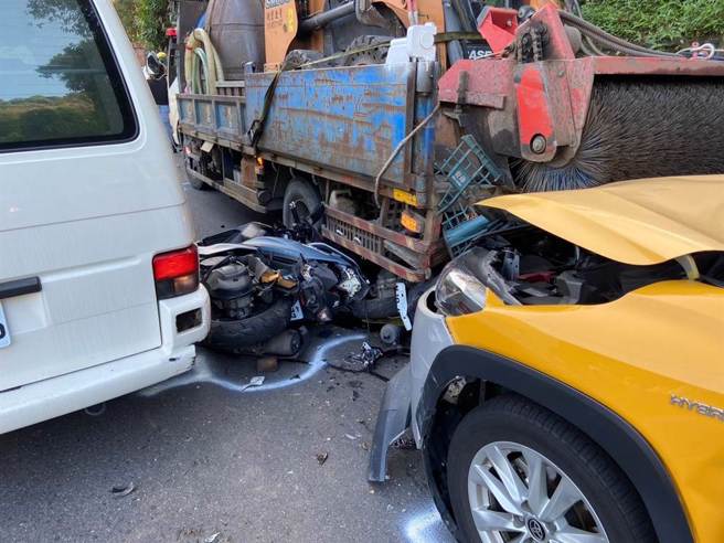 警方到场时，发现2辆机车被卡进临停的大货车底下，车体几乎全毁。（警方提供）