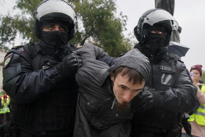 自俄國發出部分動員令以來，已有2500多人因抗議動員而逮捕。(圖/路透社)
