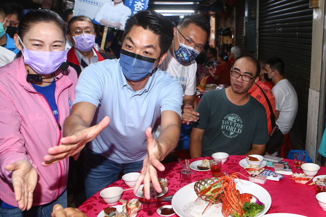 北投市場即將拆遷，26日於市場內舉辦惜別餐會，國民黨台北市長參選人蔣萬安出席逐桌懇託支持。 （鄧博仁攝）