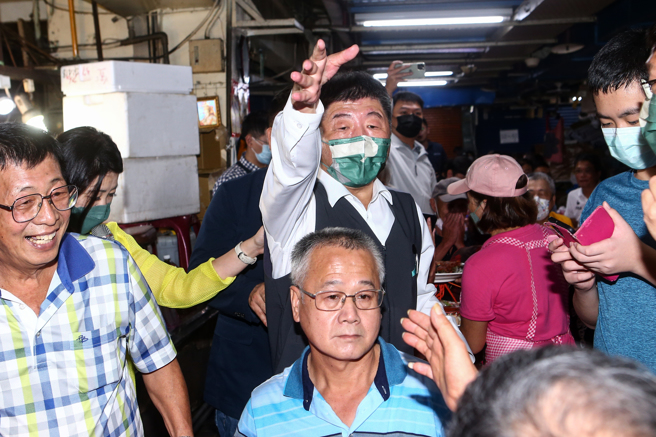 北投市場即將拆遷，26日於市場內舉辦惜別餐會，民進黨台北市長參選人陳時中出席逐桌懇託支持。 （鄧博仁攝）