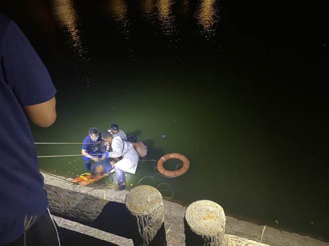 金门金沙水库今(26)日晚上惊传民眾落水事件，所幸消防队员迅速抵达现场成功救援(图／金门县消防局提供)