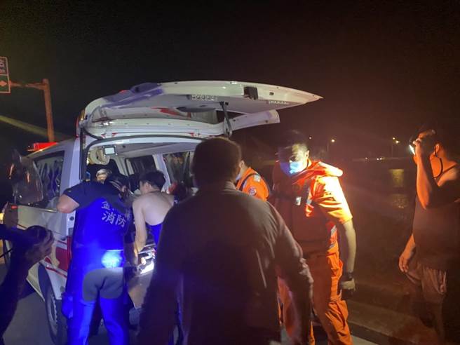 救难人员歷时约13分钟即完成救援，后续经救护人员评估后并无大碍，随即送卫生福利部金门医院进行后续医疗处置(图／金门县消防局提供)