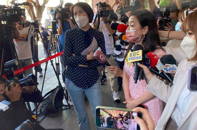 周玉蔻跟王鴻薇在台北地檢署前大吵一架，經典場面吸走所有輿論關注目光。（中時資料照／林偉信攝）