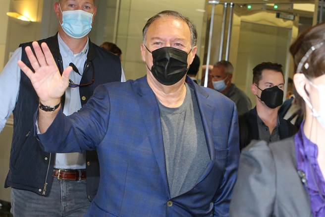 美国前国务卿蓬佩奥26日晚间抵台，这次是他今年第二次访台，外交部政次田中光代表外交部前来接机，蓬佩奥此次访台重点聚焦于南台湾。（陈麒全摄）
