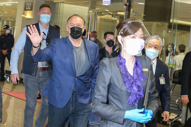 美国前国务卿蓬佩奥26日晚间抵台，这次是他今年第二次访台，外交部政次田中光代表外交部前来接机，蓬佩奥此次访台重点聚焦于南台湾。（陈麒全摄）