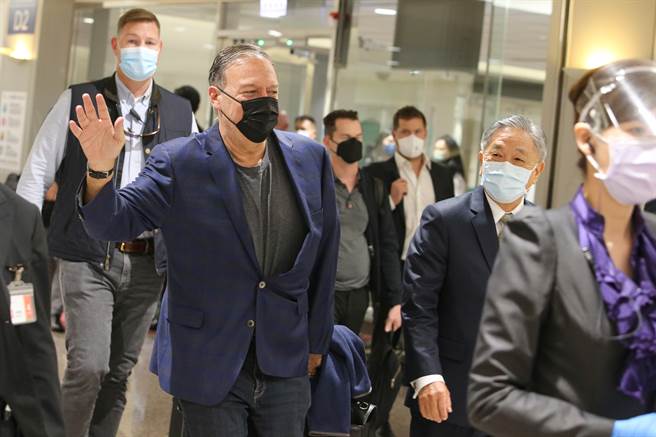 美国前国务卿蓬佩奥26日晚间抵台，这次是他今年第二次访台，外交部政次田中光代表外交部前来接机，蓬佩奥此次访台重点聚焦于南台湾。（陈麒全摄）