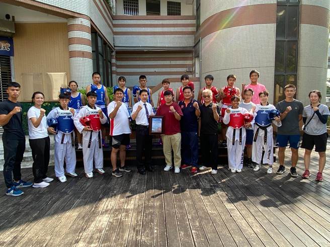 沙鹿高工校长黄尚煜致送翔谷慈善基金会感谢状。(沙鹿高工提供)