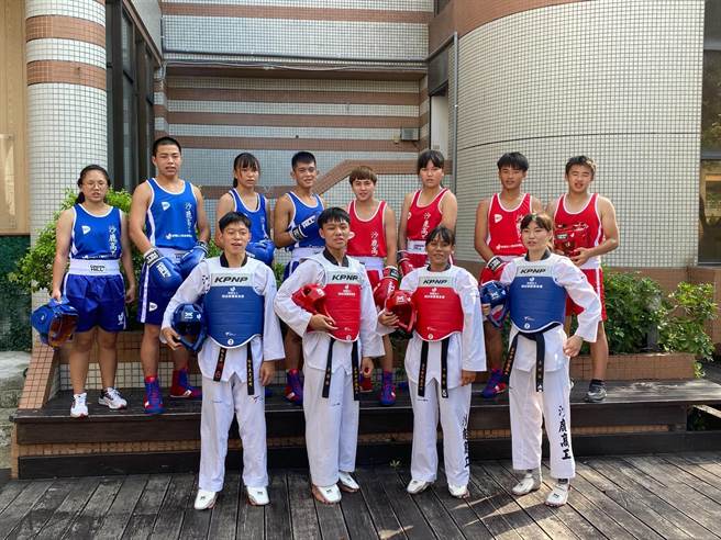 翔谷慈善基金会致送沙鹿高工拳击及跆拳道器材。(沙鹿高工提供)