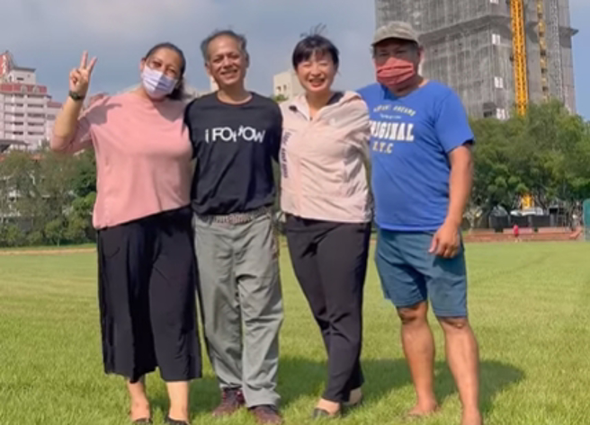 蔡培慧(右2)回到埔里宏仁国中，与23年前一同努力投入重建工作的伙伴们重聚。（图／取自蔡培慧脸书）