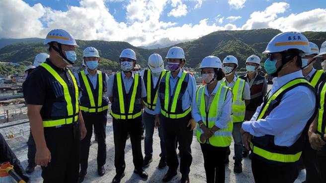 行政院政务委员兼工程会主任委员吴泽成今（26日）偕同交通部次长祁文中、宜兰县长林姿妙、公路总局局长陈文瑞等人，视察「南方澳跨港大桥重建工程」施工进度。（苏花改工程处提供／吴佩蓉宜兰传真）