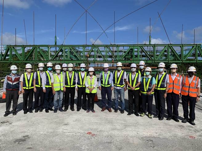 行政院政务委员兼工程会主任委员吴泽成今（26日）偕同交通部次长祁文中、宜兰县长林姿妙、公路总局局长陈文瑞等人，视察「南方澳跨港大桥重建工程」施工进度。（苏花改工程处提供／吴佩蓉宜兰传真）