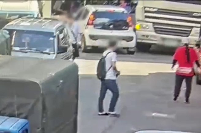 女明星駕車欲轉入巷弄內，卻被1輛大貨車擦撞車尾。（翻攝自影片）