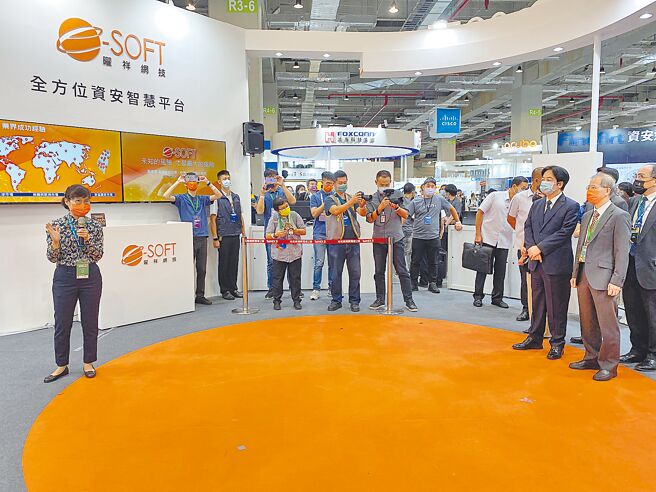 副总统赖清德于21日蒞临臺湾资安大会，参观具代表性的本土厂商展位，其中，曜祥网技由总经理张锦祥亲自接待，协理郭姿良介绍公司发展歷程及产品特色。图／曜祥网技提供
