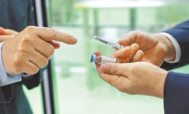 至今年9月止，政府自购5351万剂疫苗中，已有350万剂过期报销，浪费约12亿元，其中高端疫苗报销逾5亿元，高居各品牌疫苗之首。（总统府提供）