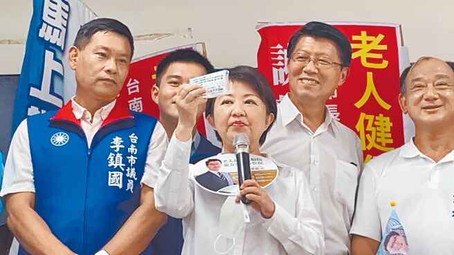 台中市长卢秀燕（中）25日南下为国民党台南市长参选人谢龙介（右二）站台。（曹婷婷摄）