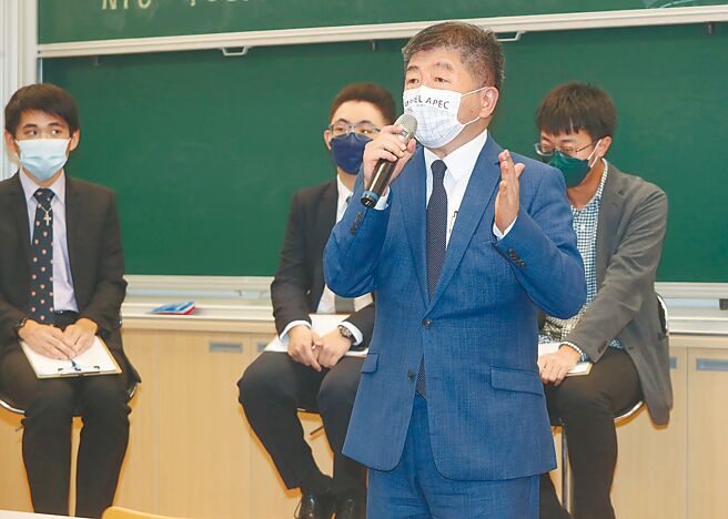 民進黨台北市長參選人陳時中強調，自己與周玉蔻僅公務往來，2人間「一點私交都沒有」。（鄭任南攝）