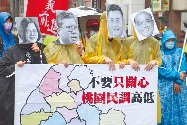 立委憂心，假訊息、謠言可能成為朝野政爭、選舉、政府掩蓋錯誤施政的工具，其中假民調的危害效果遠超過民眾預期，甚至達到操控選舉效果。圖為桃園市產業總工會6月15日表達訴求，「不要只關心桃園民調高低，民進黨請在乎基層問題！」（本報資料照片）