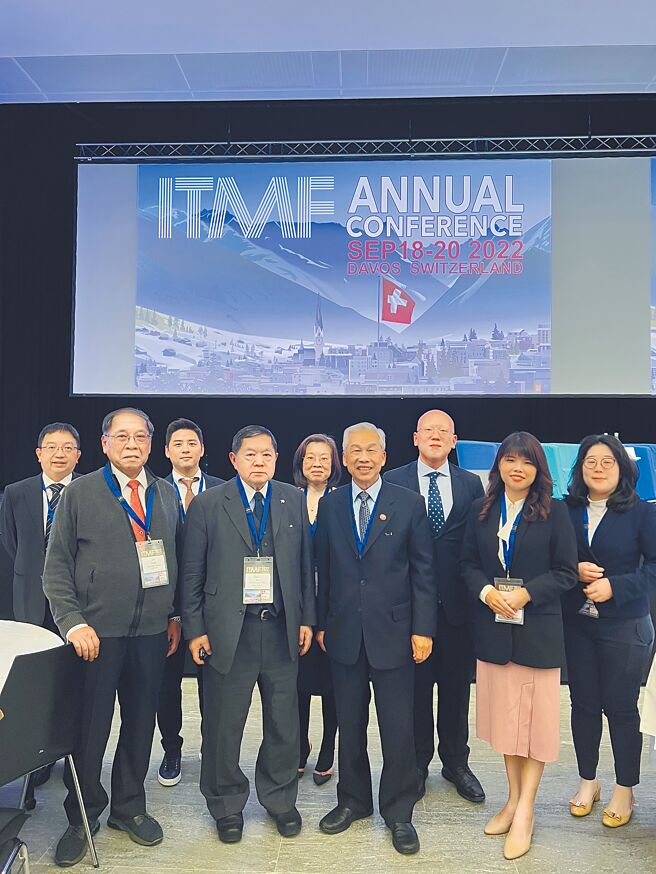 远东新董事长徐旭东（左四）、大东纺织董事长陈修忠（右四）及纺拓会秘书长黄伟基（左二）参与ITMF年会。（远东新世纪提供）