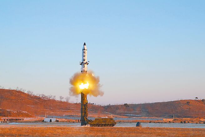 圖為北韓試射中遠程戰略彈道導彈資料照片。（新華社）