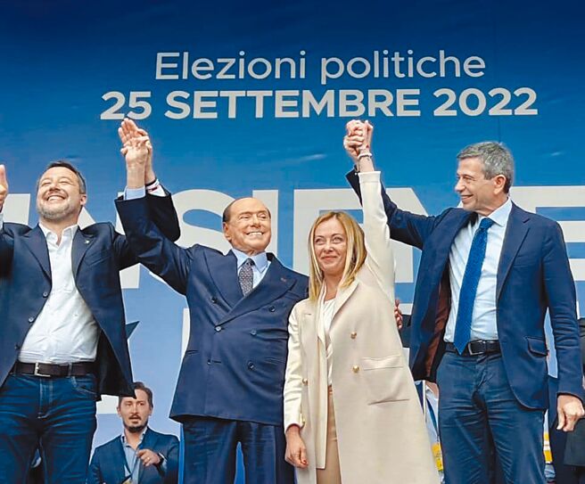 义大利举行国会改选，「义大利兄弟党」党魁梅洛尼（右二）有机会成为义大利首位女性总理，在日前的竞选活动上，前总理贝鲁斯柯尼（左二）为梅洛尼助选。（摘自梅洛尼脸书）