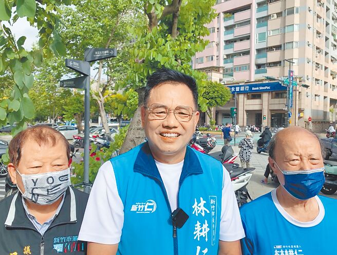 面对绿白阵营挑战，国民党新竹市长参选人林耕仁（中）说，接下来2个月将继续「做实事、提政见、走基层」，并预告下月初会到国民党中央，参加竹竹苗联合政见发布。（林耕仁团队提供／王惠慧新竹传真）