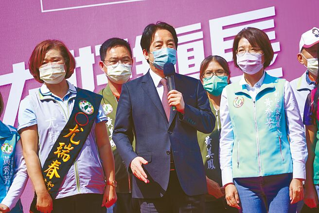 副总统赖清德（右二）24日到彰化为民进党提名彰化县长参选人黄秀芳站台，他痛批县府与公所施政不佳，呼吁换人做。（吴建辉摄）