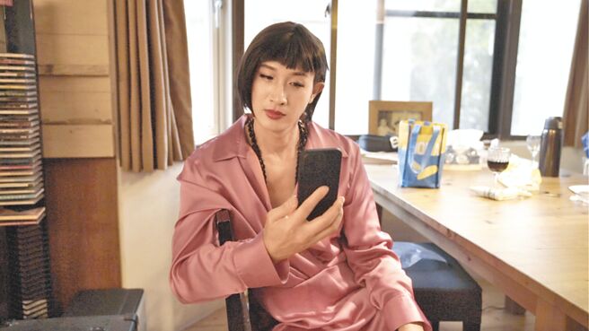 Darren在广告导演处女秀中也下海扮女装。（固乐斯智能家居提供）