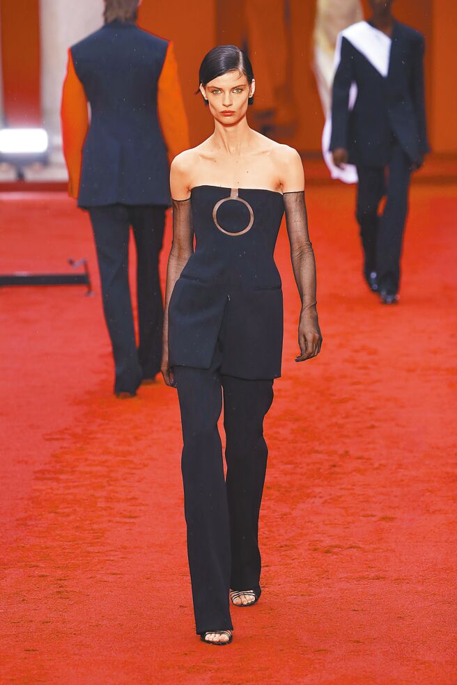 FERRAGAMO本季加入透视感十足的针织、丝绸、乌干纱等，塑造品牌的优雅空灵。（ FERRAGAMO提供）