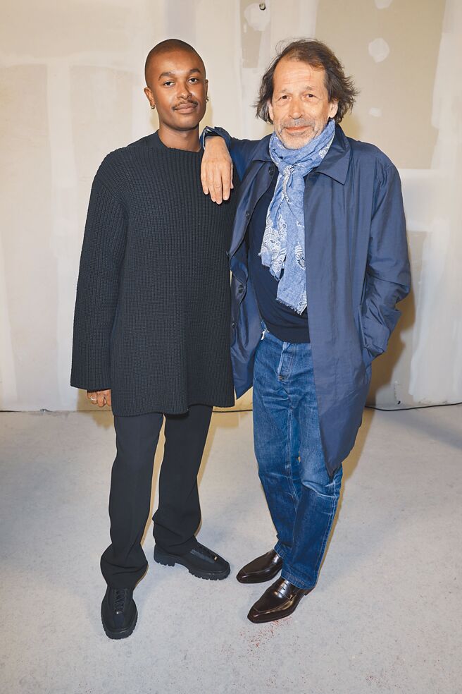 FERRAGAMO创意总监Maximilian Davis（左）找来Peter Saville设计全新logo。（FERRAGAMO提供）