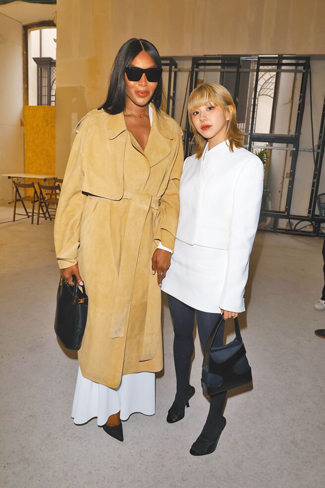 TWICE成员彩瑛（右）于后台与娜欧蜜坎贝儿合照，最萌身高差在社群引起讨论。（CFP）