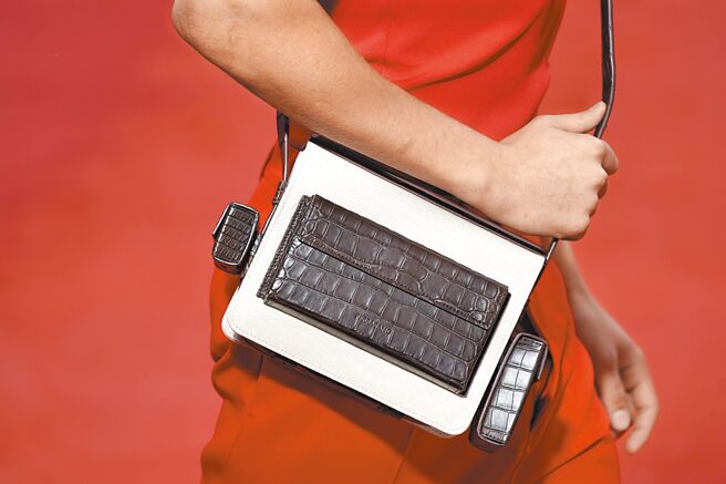 FERRAGAMO包款方面本季有许多新面孔。（CFP）