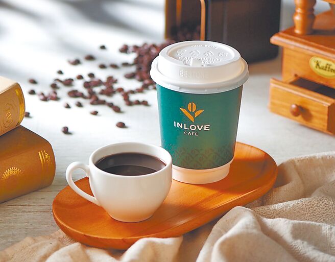 家乐福inLove Cafe，使用屏东巴鲁那庄园咖啡豆，冰、热美式买1送1。（家乐福提供）