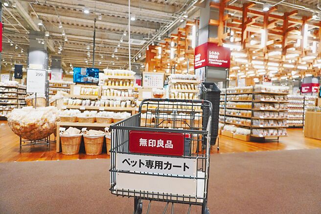 MUJI新店欢迎宠物入场，宠物可坐在专用推车与主人一起购物。（摘自Lmaga.jp）