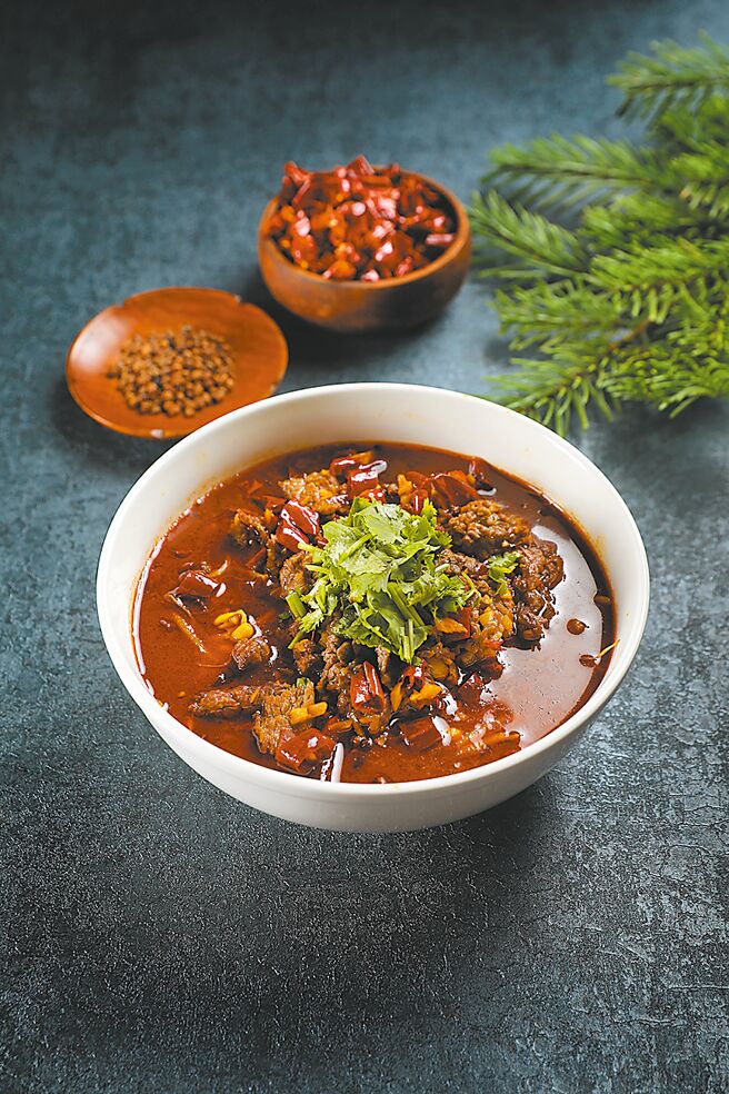 宣牛「川味水煮牛」香麻辣相当开胃。（宣牛提供）