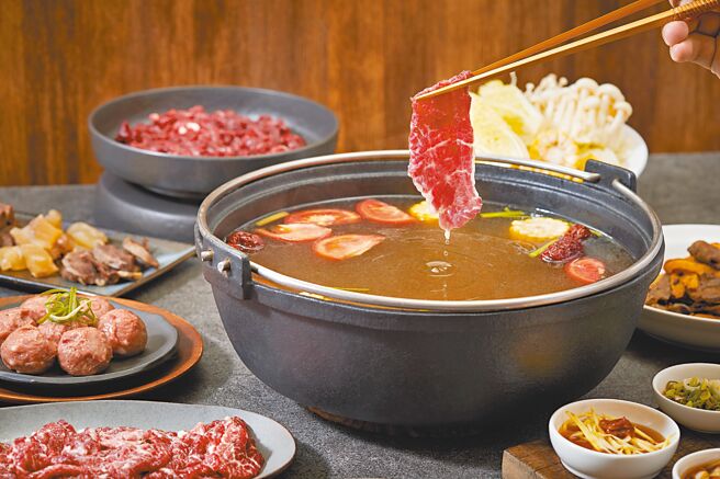 宣牛主打火锅汤头以大量牛骨及蔬果熬煮，鲜甜温润。（宣牛提供）