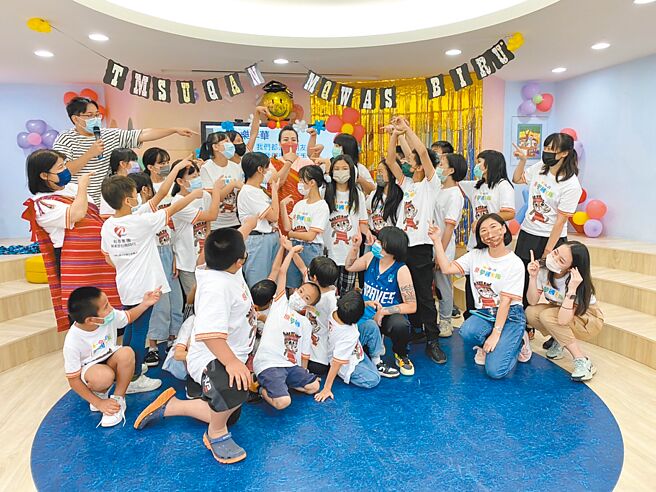 今年和泰集團發起「原夢國家隊」公益計畫，協助在台灣這片土地上有天賦及才華的原住民團體，透過贊助設備資源、擴展孩童視野及創造夢想舞台等3大主軸，讓和泰集團成為原民小朋友追夢的長腿叔叔（見圖）。（和泰汽車提供）