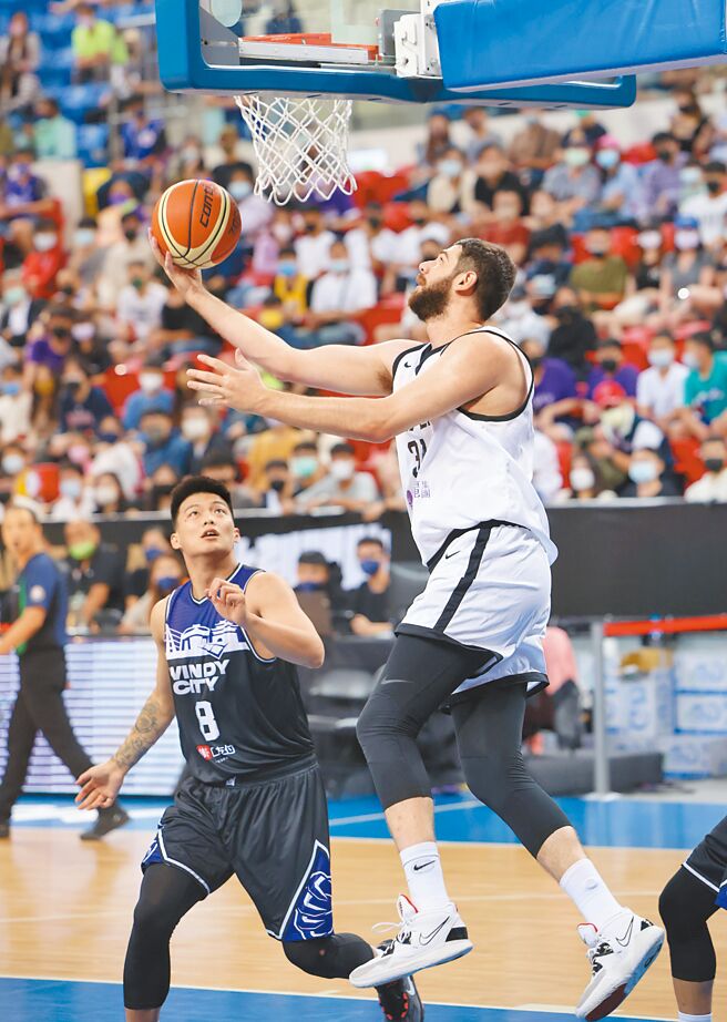 中华培训队阿提诺（右）准备反手勾射，攻城狮朱云豪只能盯着。（中华篮协提供）