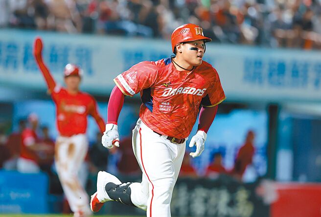 味全龙重炮手吉力吉捞·巩冠连2天开轰，他在5局上敲出超前2分炮，本季第9轰出炉。（味全龙提供）