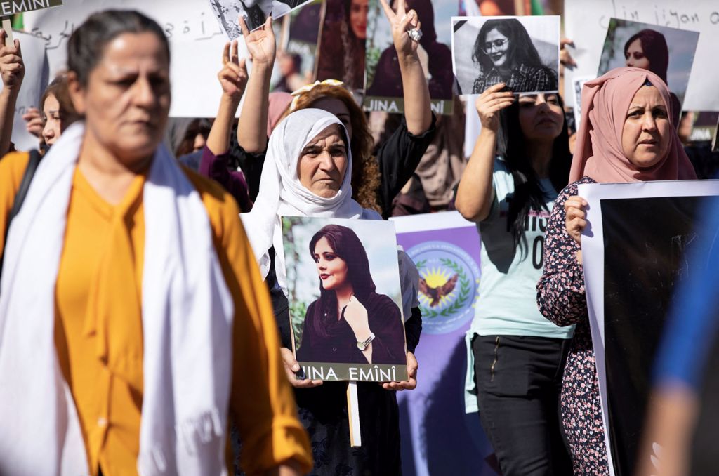 伊朗库德族女子艾米尼遭执行伊朗严格女子服装规定的宗教警察逮捕，于9月16日死亡，掀起伊朗自2019年以来规模最大的示威活动，促使当局採取镇压行动。图/路透社(photo:ChinaTimes)
