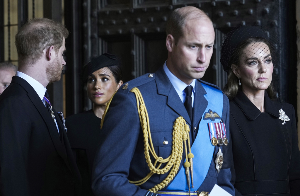威尔斯亲王夫妇威廉（右二）和凯特（右），以及萨塞克斯公爵夫妇哈利（左二）与梅根（左二）9月14日在伦敦西敏厅（Westminster Hall）向已故的女王致敬后，准备离开的神情。（路透）(photo:ChinaTimes)
